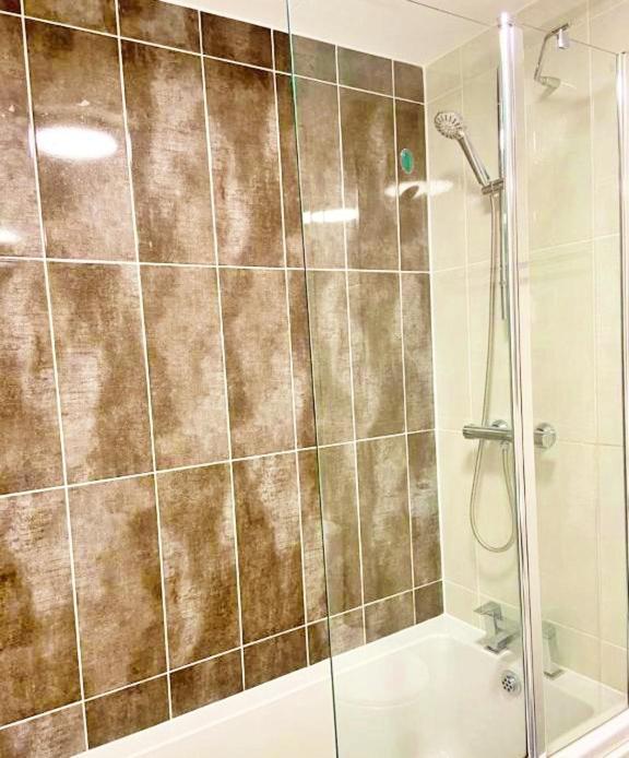 3 Bed House With Parking Near Airport Villa เอดินบะระ ภายนอก รูปภาพ