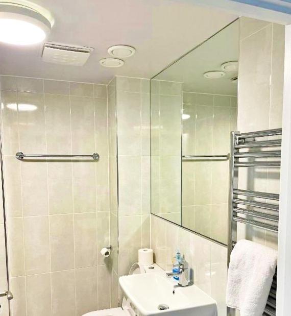 3 Bed House With Parking Near Airport Villa เอดินบะระ ภายนอก รูปภาพ